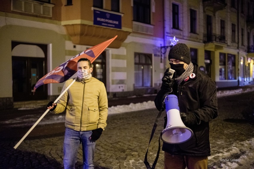 Tarnów. Protest w centrum Tarnowa po publikacji uzasadnienia wyroku Trybunału Konstytucyjnego w sprawie aborcji [ZDJĘCIA]