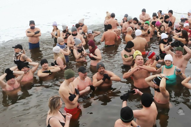 Morsowanie na Borkach z udziałem wielu miłośników zimnych kąpieli.