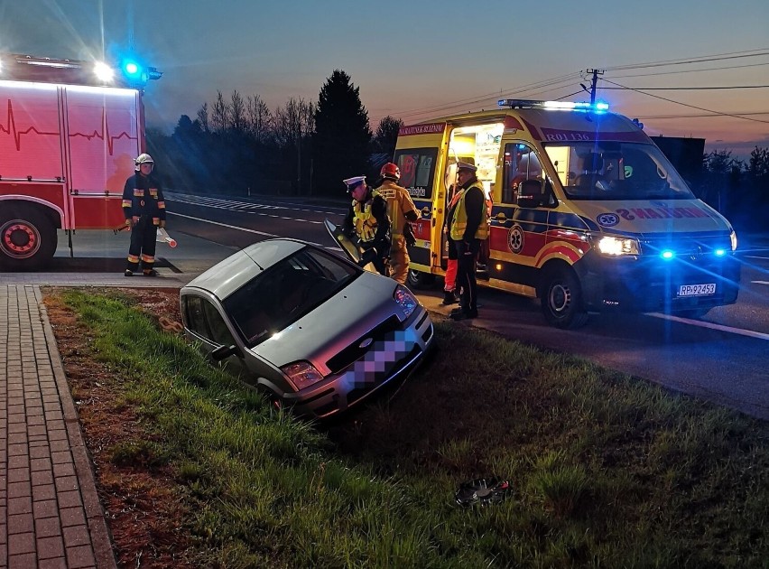 Na DK nr 77 w Orłach koło Przemyśla kierujący fordem wjechał do rowu [ZDJĘCIA]