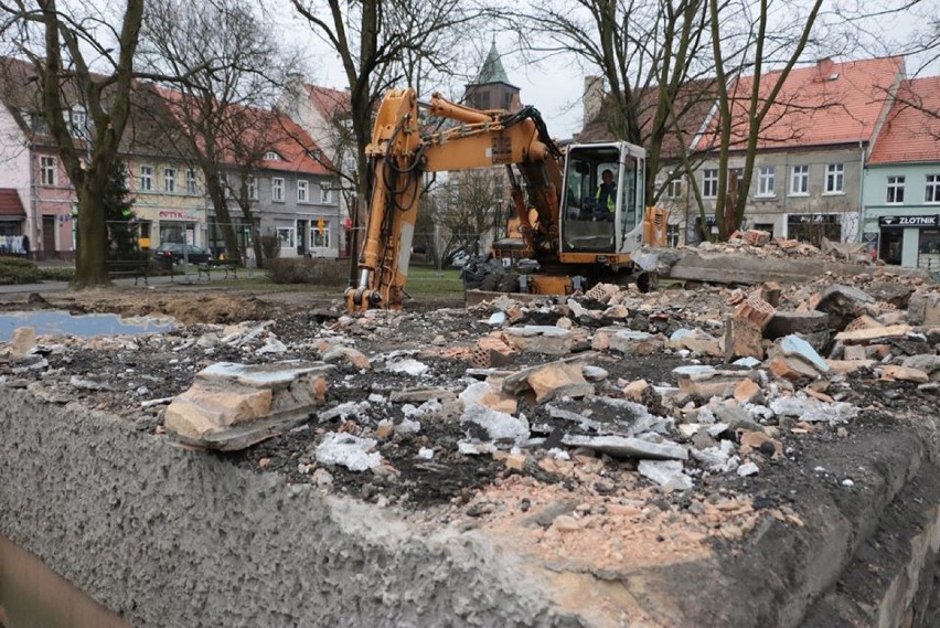 Trwa wyburzanie szaletów w Międzyrzeczu. Już nie będą...