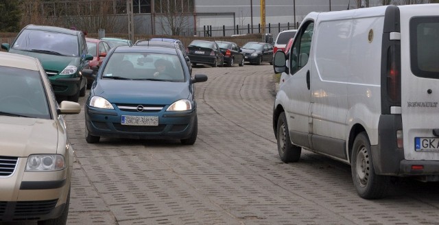 W dni targowe przejechanie ul. Sędzickiego w Kartuzach wymaga od kierowcy wielkiej cierpliwości