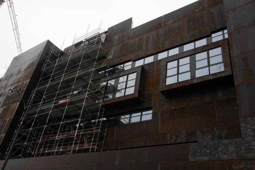 Budynek Europejskiego Centrum Solidarności w Gdańsku pokrył się rdzą. Zobacz ja wygląda elewacja