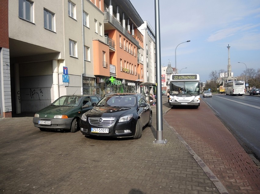 Chamskie parkowanie w Stargardzie nr 87. Ul. Czarnieckiego. Opel i fiacik przy autobusowej zatoce