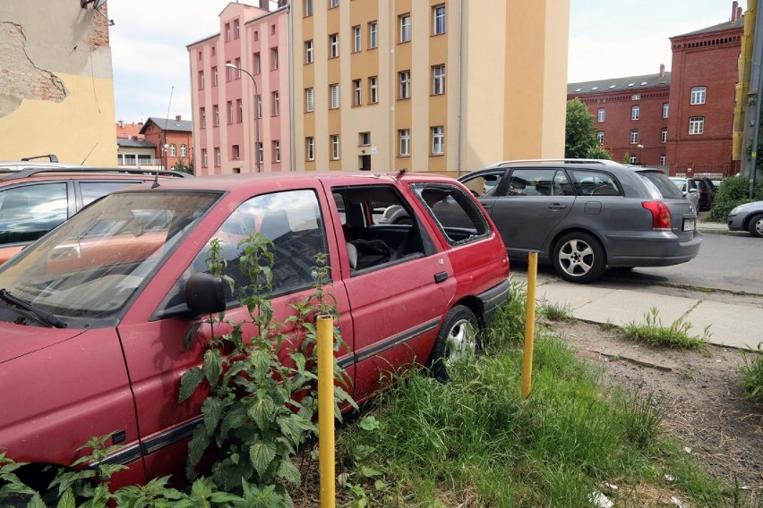 Wraki aut zalegają parkingi w Legnicy [ZDJĘCIA]
