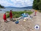 Jezioro Żywieckie. Dzikie wysypisko zlikwidowane przez miejscowy WOPR. Ratownicy zebrali kilka worków śmieci.
