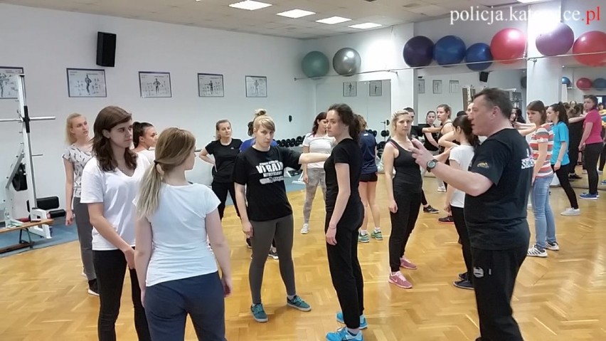 Katowice: Studentki ćwiczyły na kursie samoobrony