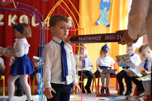 Pasowanie na przedszkolaka w Przedszkolu "Bajkowa Ciuchcia" w Jędrzejowie. Dzieci przeszły przez symboliczną bramę.