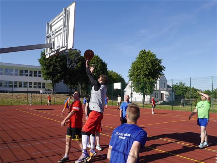 4 Mistrzostwa Gminy Puck w Streetballu w Gnieżdżewie: Łebcz...