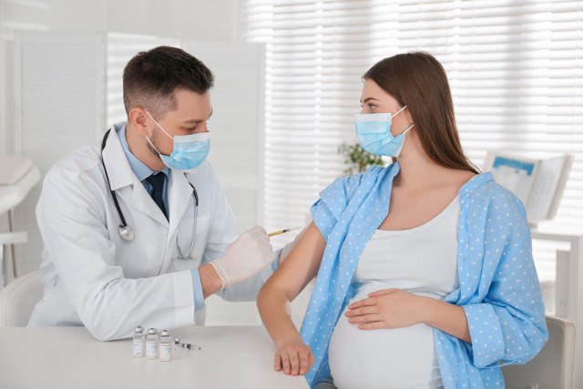 Zachorowanie na COVID-19 w ciąży to większe ryzyko zdrowotne dla przyszłej matki i dziecka niż szczepienie, które pomaga też chronić pociechę po urodzeniu