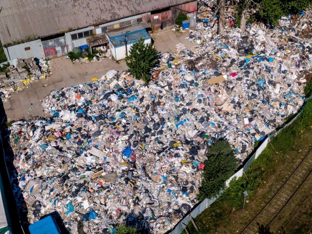 Nielegalne składowisko odpadów w Gdańsku. Niemal 6300 m3 odpadów w pobliżu Nabrzeża Przemysłowego. Wysoka kara dla przedsiębiorcy