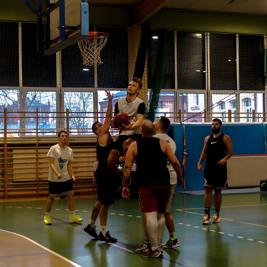 Uczniowie I Liceum Ogólnokształcącego w Lubinie zachęcają do gry w koszykówkę. Promują sport w ramach olimpiady Zwolnieni z Teorii