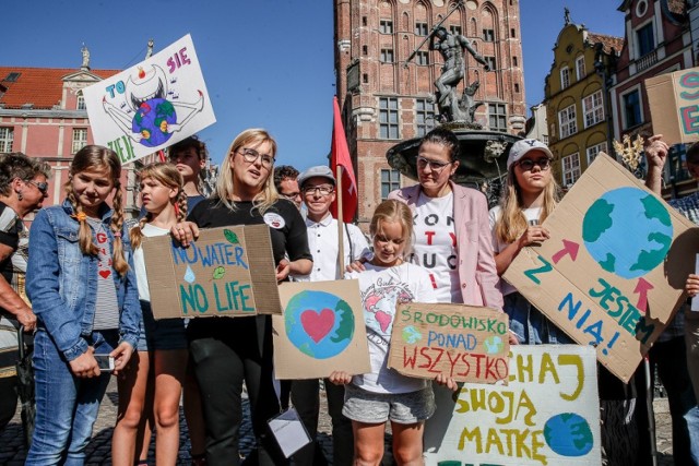 Akcja „Gdańsk wspiera wakacyjny strajk klimatyczny” przed fontanną Neptuna - piątek, 28 czerwca 2019