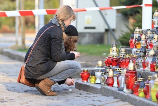 Dziś mija 10. rocznica katastrofy smoleńskiej. Jednej z największych narodowych tragedii, w której zginęło 96 osób - prezydent Lech Kaczyński wraz z małżonką Marią Kaczyńską, ostatni prezydent na uchodźstwie - Ryszard Kaczorowski, politycy, wojskowi, urzędnicy oraz członkowie załogi. Jak przeżywaliśmy tę narodową tragedię 9 lat temu? Zobaczcie na archiwalnych zdjęciach.