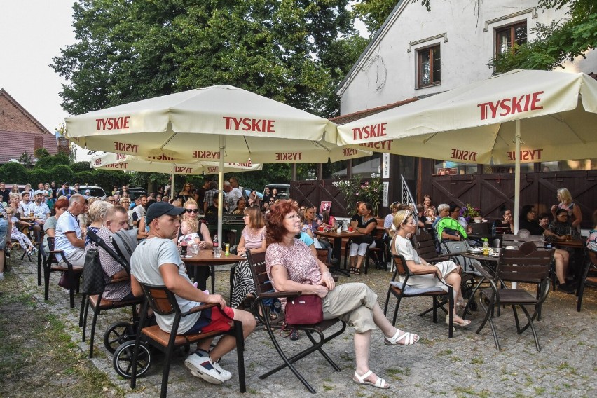 Szamotuły. Przepiękny głos i świetna muzyka. Magda Janicka i jej zespół zachwycili szamotulską publiczność!