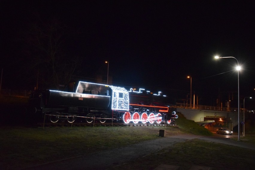 Piękna rozświetlona lokomotywa zdobi od soboty kędzierzyńskie Śródmieście. Wyjątkowa iluminacja w centrum Kędzierzyna-Koźla  [ZDJĘCIA]