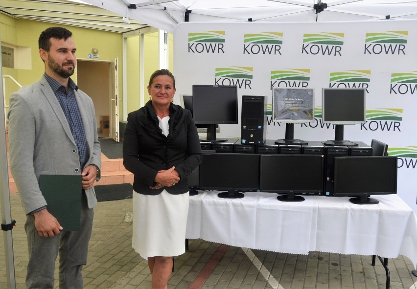 KOWR w Opolu przekazał komputery dla młodych nysan