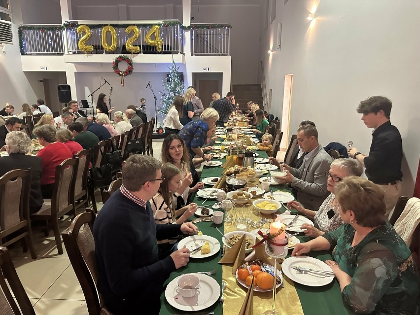 Weekend w Dąbrowie przepełniony świąteczną atmosferą. W sobotę spotkanie przy potrawach serwowanych przez SGW, w niedzielę koncert kolęd 