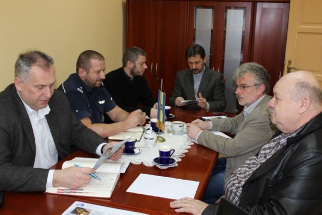 Czy Robert Froń (drugi z lewej) zostanie komendantem policji w Oleśnicy?