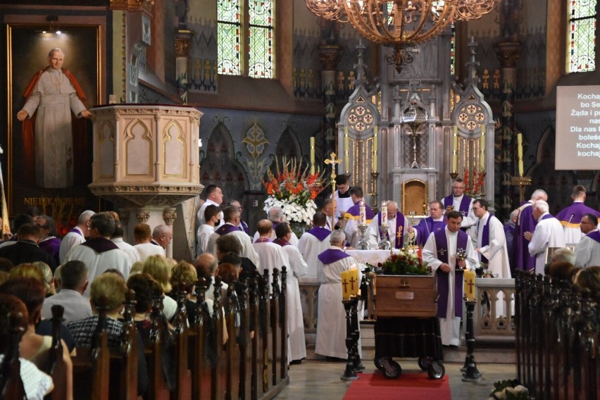 Msza pogrzebowa odbyła się w kościele pw.  św. Wawrzyńca w...