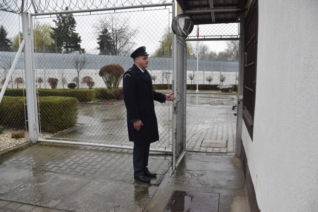 W oddziale aresztu śledczego ZK w Tarnowie Mościcach przygotowano 52 miejsca dla kobiet, w związku z toczącym się postępowaniem karnym. Na ten cel zaadaptowano stary budynek, w którym byli wcześniej osadzeni mężczyźni-recydywiści