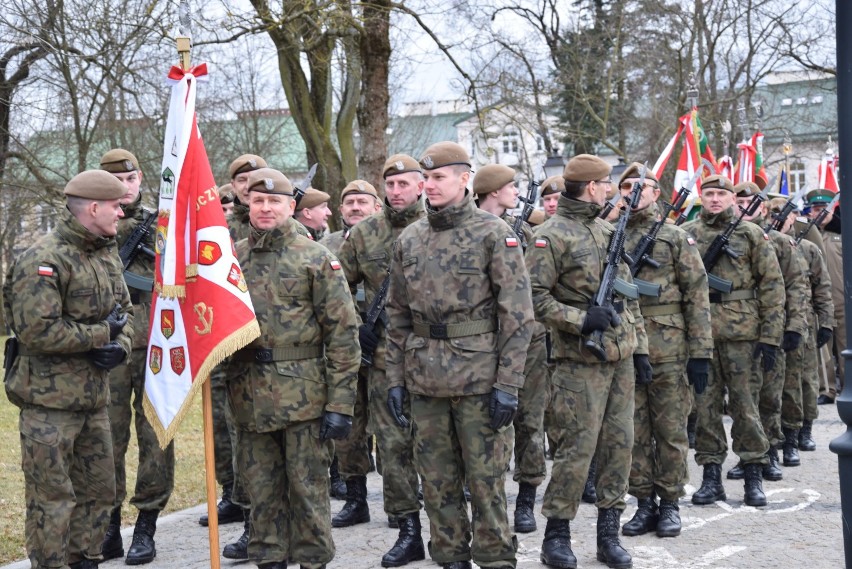 Dzień Pamięci Żołnierzy Wyklętych w Suwałkach. Były modlitwa, kwiaty i salwy [Zdjęcia]