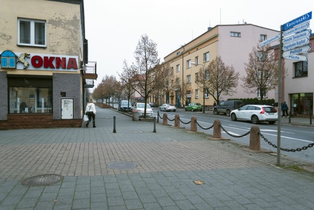 Opustoszały ulice Olkusza. Wokół sklepów też mniej ludzi.