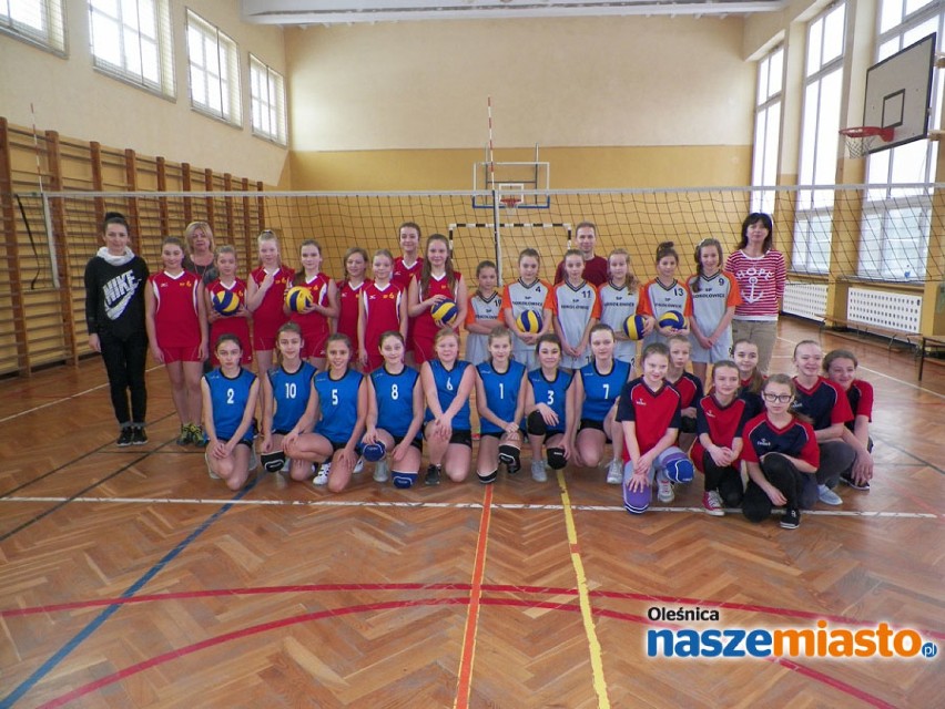 Oleśnica: Uczniowie z „szóstki” zdominowali zawody siatkarskich trójek