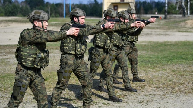 Podczas szkolenia będzie można nauczyć się podstawowych umiejętności wojskowych m.in. posługiwania się bronią i strzelania, taktyki, terenoznawstwa, przetrwania w trudnych warunkach.