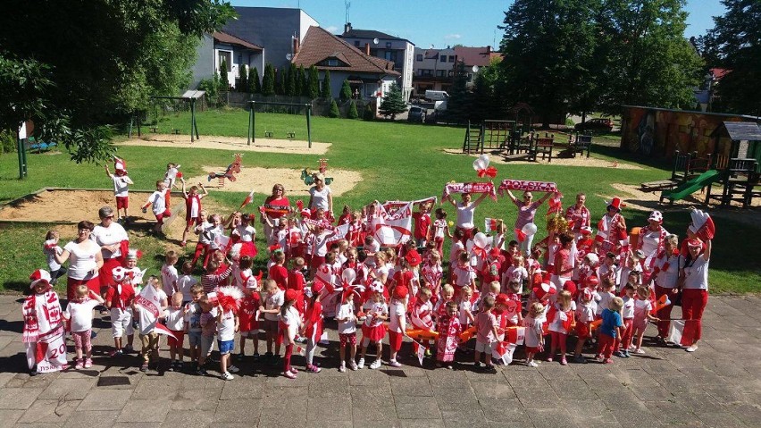 Dzieci z Przedszkola nr 1 w Wieruszowie dopingują piłkarzom przed meczem Polska-Niemcy[Zdjęcia]