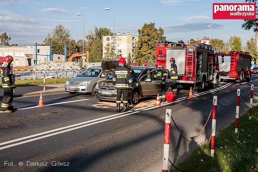 Wyciek paliwa z samochodu jadącego po ul. Długiej w...