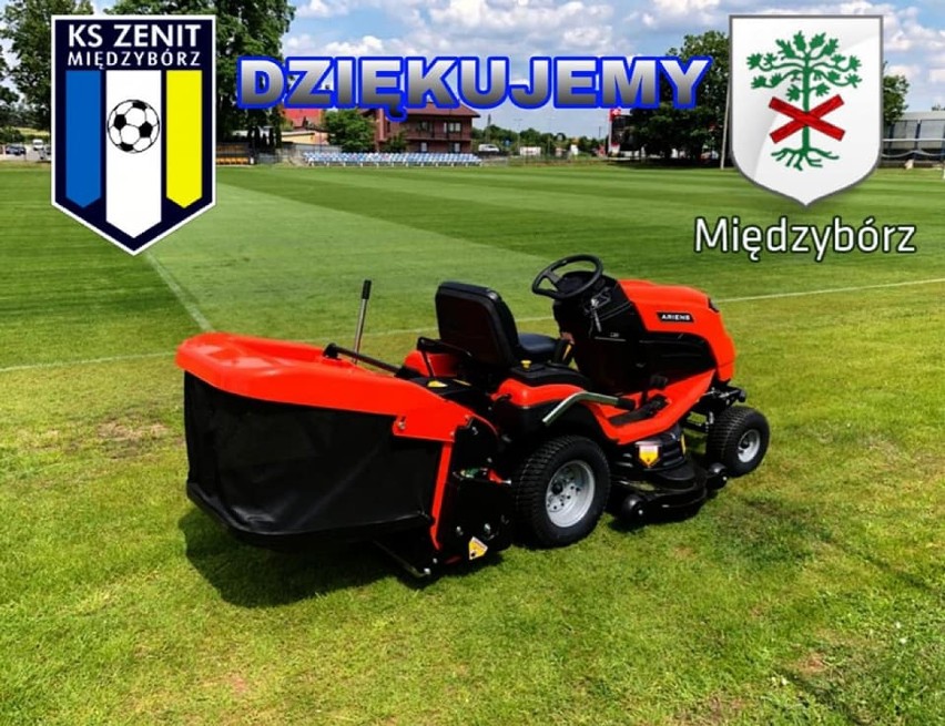 Klub Sportowy Zenit otrzymał od Gminy Międzybórz profesjonalną kosiarkę