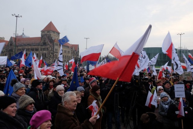 Komitet Obrony Demokracji manifestował po raz kolejny w stolicy Wielkopolski. Jego członkowie i zwolennicy spotkali się w sobotę, 23 stycznia, na pl. Mickiewicza i przemaszerowali pod Urząd Wojewódzki.