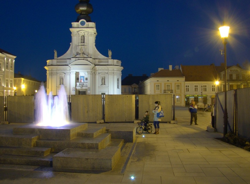 Są to światła ze zmiennym kolorem, odcieniami. – Wybraliśmy...