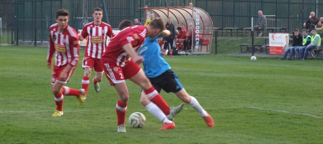 Piłkarze Soły Oświęcim(pasiatce stroje) pokonali u siebie Granat Skarżysko-Kamienna 1:0