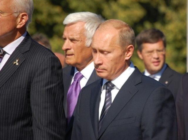 Premier Rosji Władimir Putin. Za nim przewodniczący Parlamentu Europejskiego Jerzy Buzek. Fot. Artur Hossa