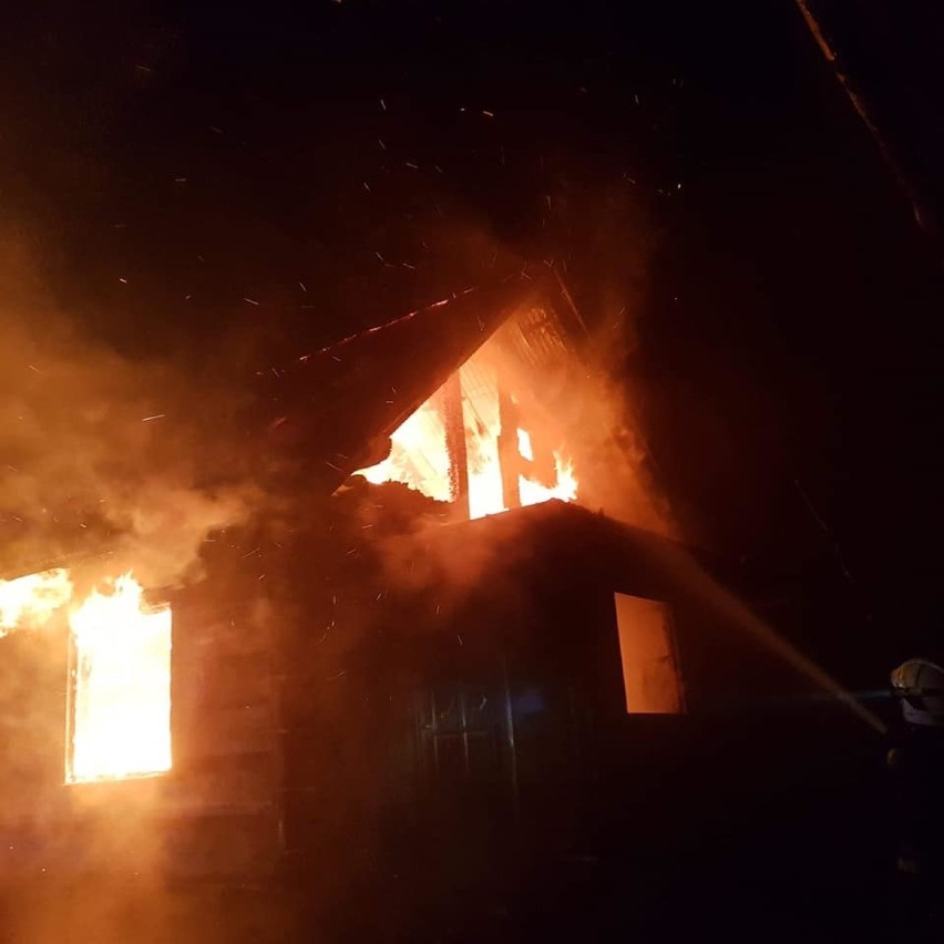 Spłonął drewniany dom letniskowy w Piwnicznej. Ktoś go podpalił 