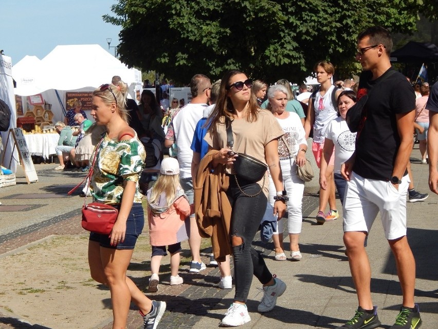 Ustka pełna turystów. Czerwona flaga nad morzem [ZDJĘCIA]